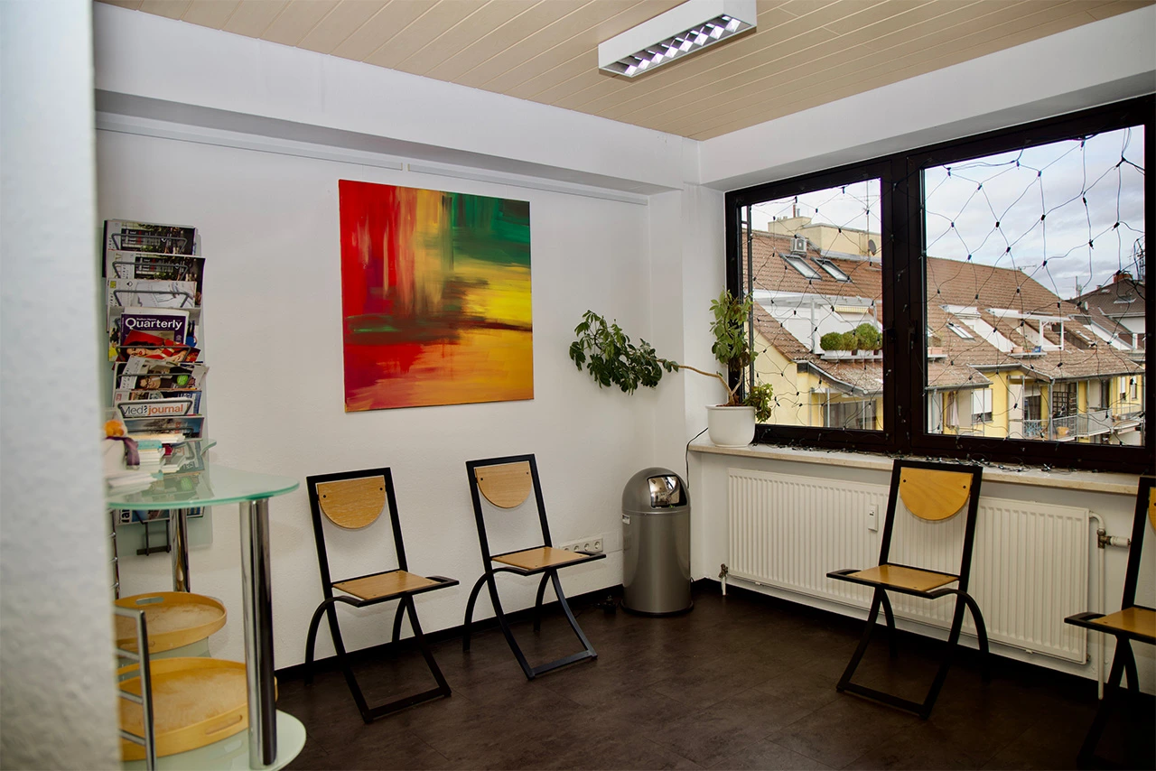 jelinek-yagcioglu_Gallery_2 Gemütliches und gut beleuchtetes Wartezimmer in der augenärztlichen Praxis für maximalen Komfort der Patienten