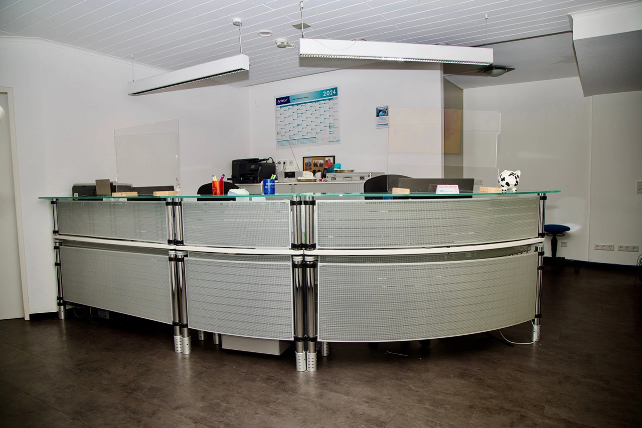 jelinek-yagcioglu_Gallery_3 Moderner Innenraum der augenärztlichen Praxis mit modernster Ausrüstung für Augenuntersuchungen